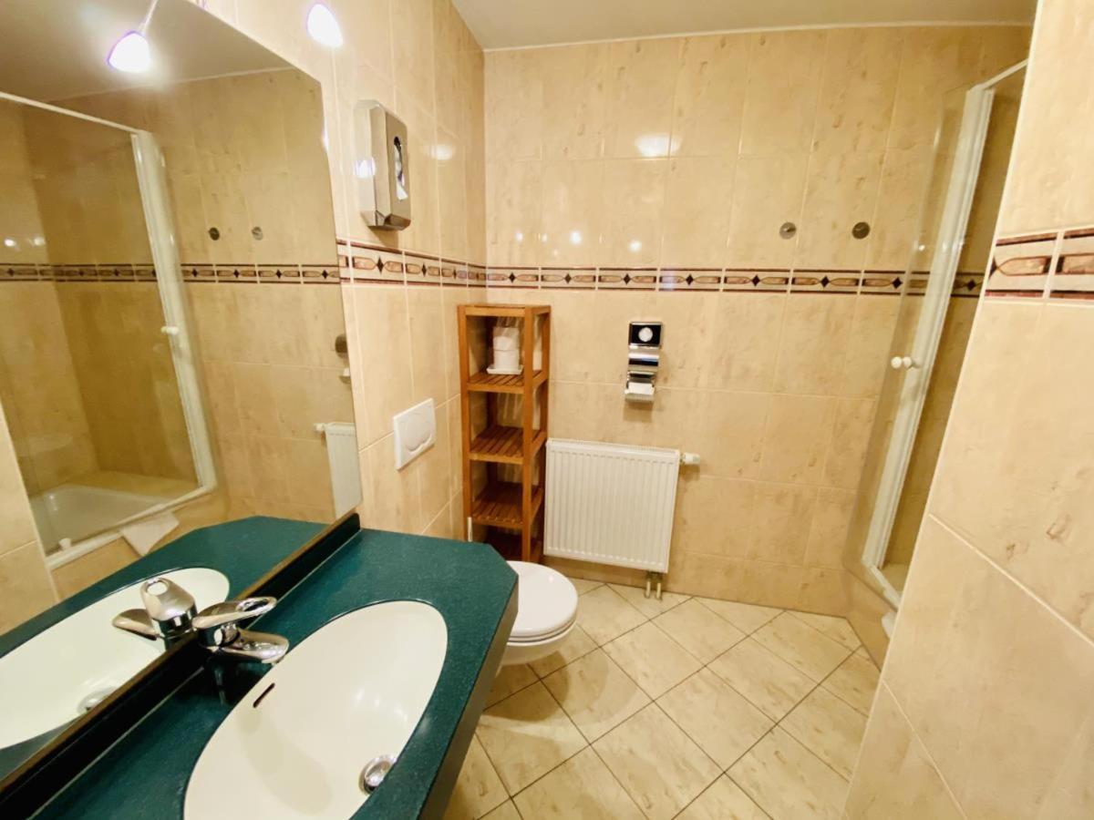 Doppelzimmer Dinner, Direkt Am Alten Strom 罗斯托克 外观 照片